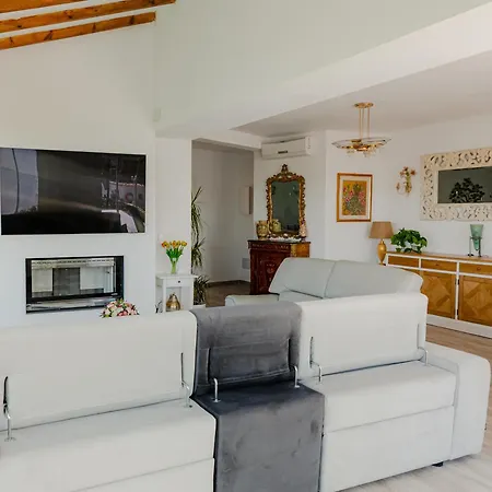 Esmeralda Villa